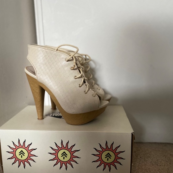 Shoes and boots - Picture 5 of 16